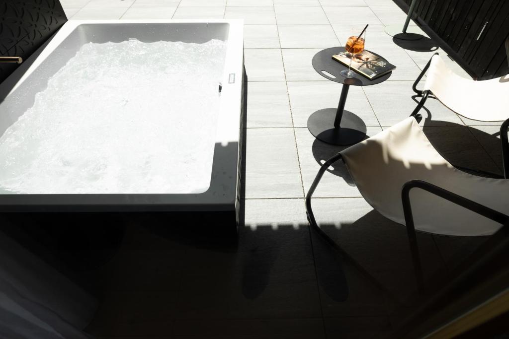 Amrai Suites Vorarlberg mit Jacuzzi auf Terrasse