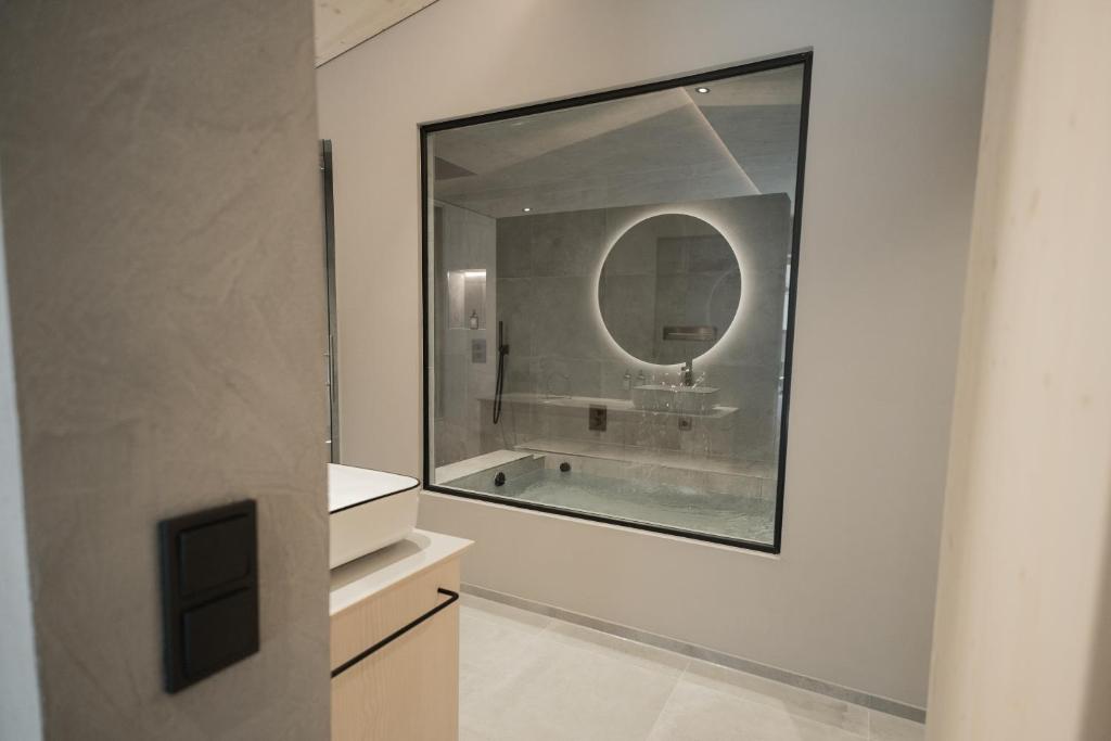 Amrai Suites Vorarlberg mit Whirlpool-Badewanne im Zimmer