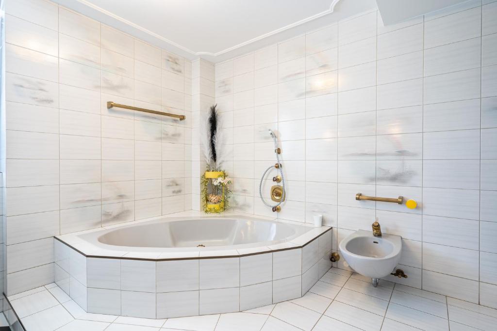 Apartment "Deluxe" Innsbruck - Mutters mit Hydromassage-Badewanne im Zimmer