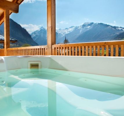 Auhof Wirtshaus & Suiten Salzburger Land mit Privatem Whirlpool auf Terrasse
