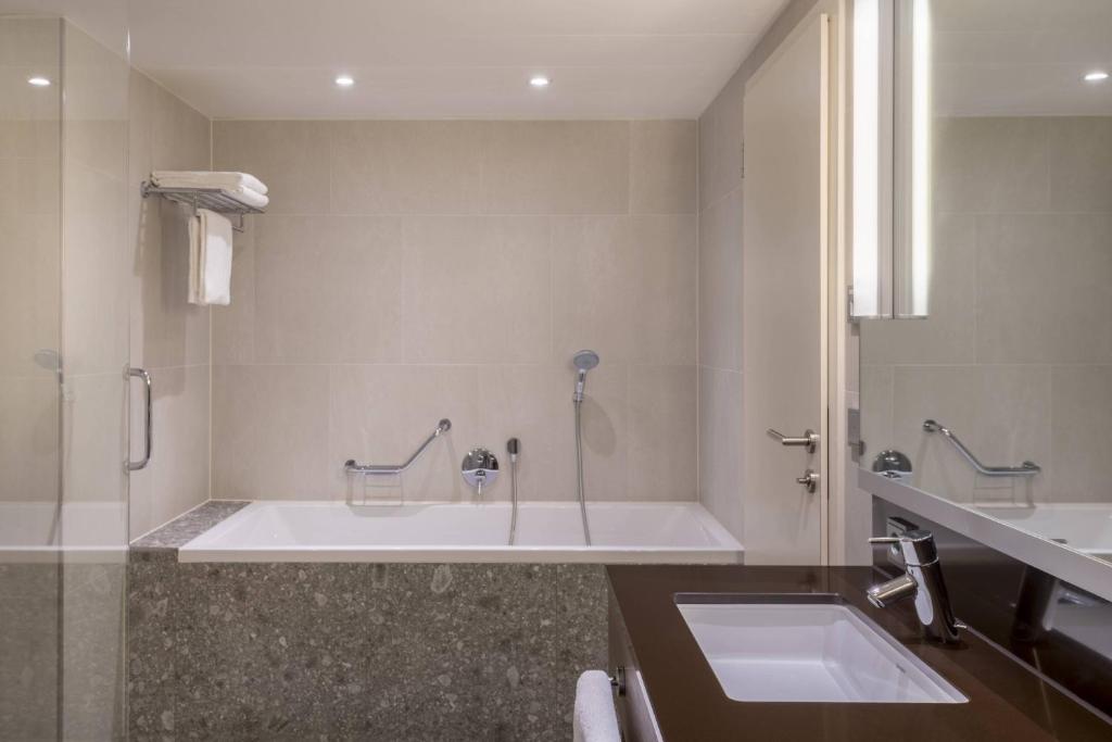 Courtyard by Marriott Linz mit Whirlpool-Badewanne im Zimmer