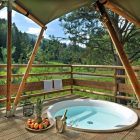 Ferienparadies Natterer See Innsbruck mit Privatem Whirlpool auf der Terrasse mit Blick in die Natur