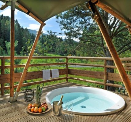 Ferienparadies Natterer See Innsbruck mit Privatem Whirlpool auf der Terrasse mit Blick in die Natur