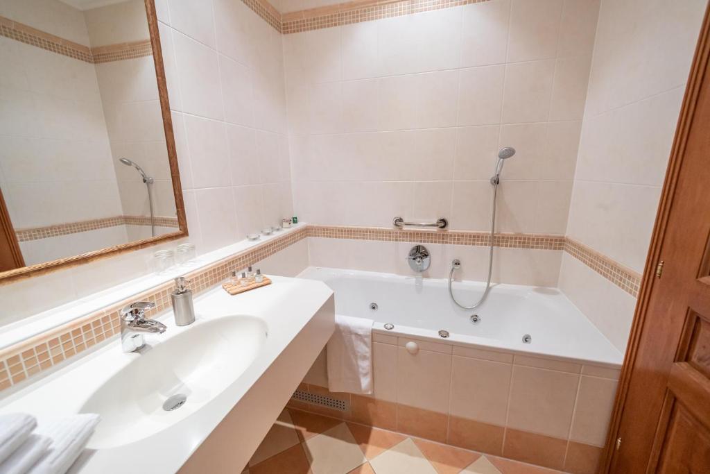 Genießerhof Haimer Hotel Garni Niederösterreich mit Whirlpool-Badewanne im Zimmer