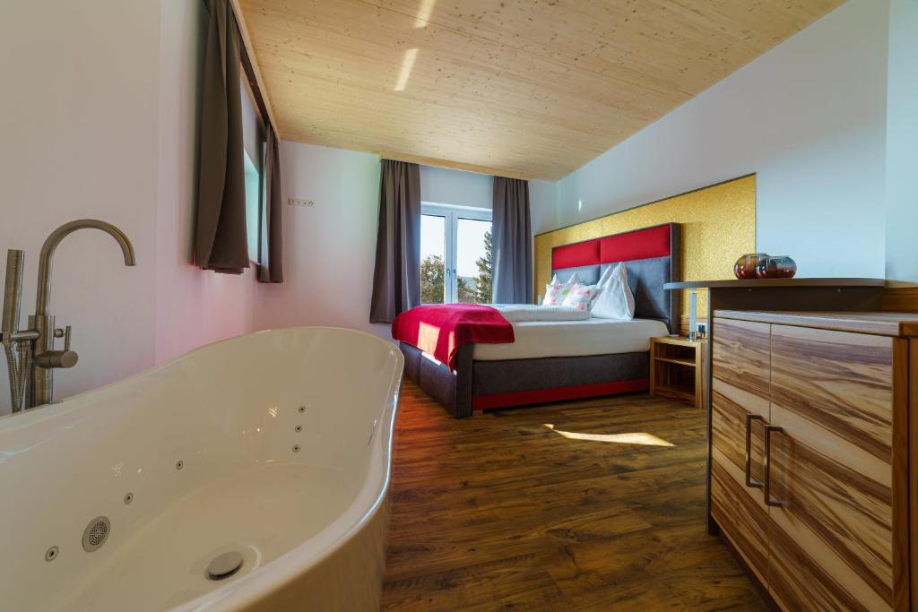 Harrauer's Living Niederösterreich mit Spa-Badewanne im Zimmer