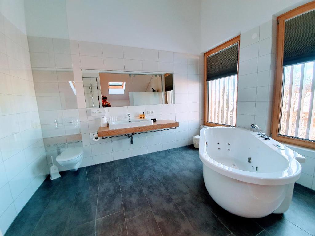 Hotel Gasthof Adler Vorarlberg mit Whirlpool-Badewanne im Zimmer