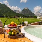 Hotel Meerberg Tirol mit Jacuzzi auf Terrasse