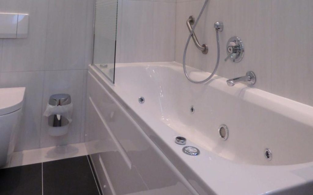 Hotel Residenz Hössinger Niederösterreich mit Whirlpool-Badewanne im Zimmer