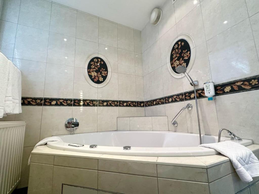 Hotel Schild Wien mit Jacuzzi im Zimmer Hotel Schild Wien mit Jacuzzi im Zimmer