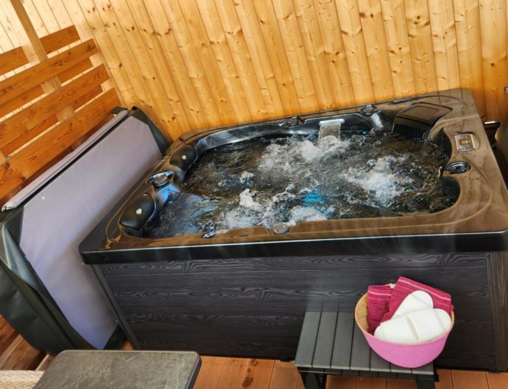 Hotelzimmer Harrauer's Living Niederösterreich mit eigenem Jacuzzi auf Terrasse