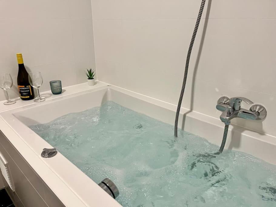 Hotelzimmer in Graz mit Whirlpool Panorama Schlossberg & Jacuzzi Hotelzimmer in Graz mit Whirlpool Panorama Schlossberg & Jacuzzi