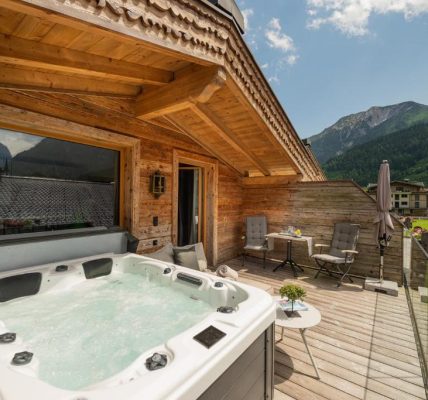 Hotelzimmer in Tirol Hotel Meerberg mit eigenem Whirlpool auf Terrasse