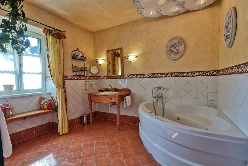 Hotelzimmer mit Whirlpool-Badewanne Hotel Schrannenhof Niederösterreich