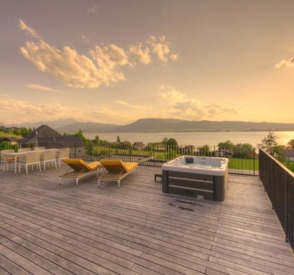 Hotelzimmer Orange Lounge mit eigenem Whirlpool auf Terrasse in Oberösterreich