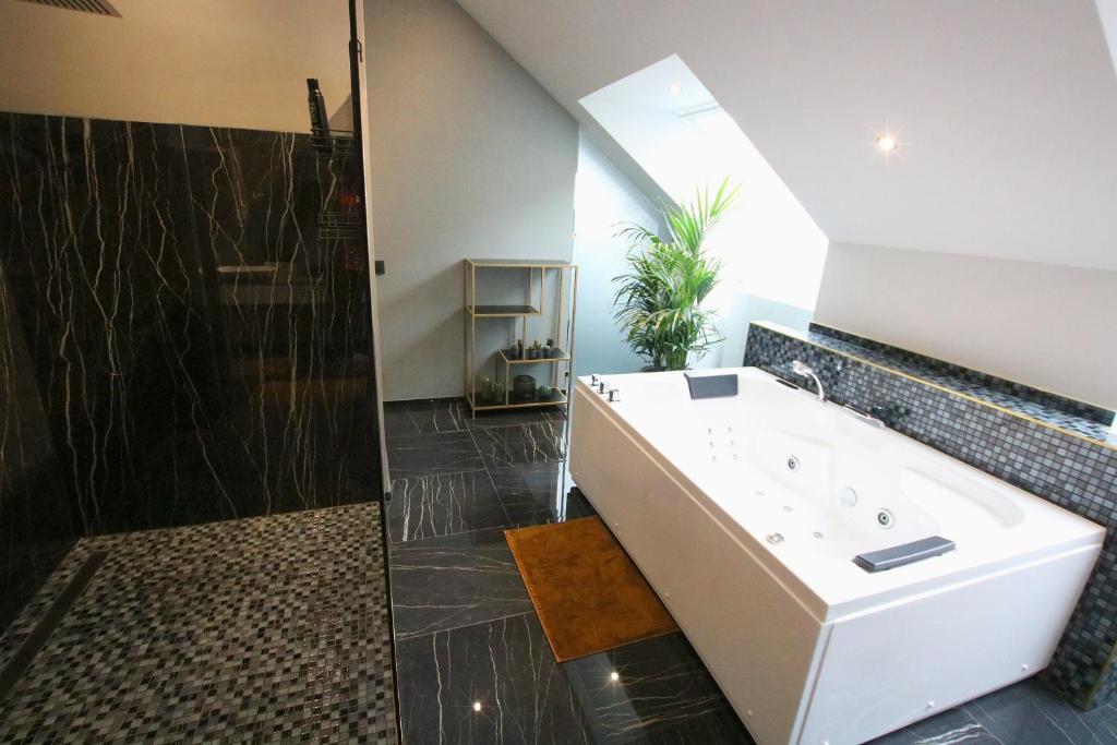 Jacuzzi im Zimmer Hotel Vienna Beim Prater Jacuzzi im Zimmer Hotel Vienna Beim Prater