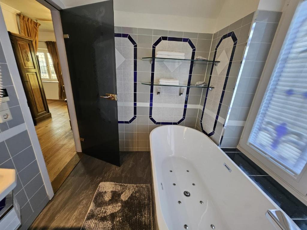 Klein Holland Steiermark mit Whirlpool im Zimmer Klein Holland Steiermark mit Whirlpool im Zimmer