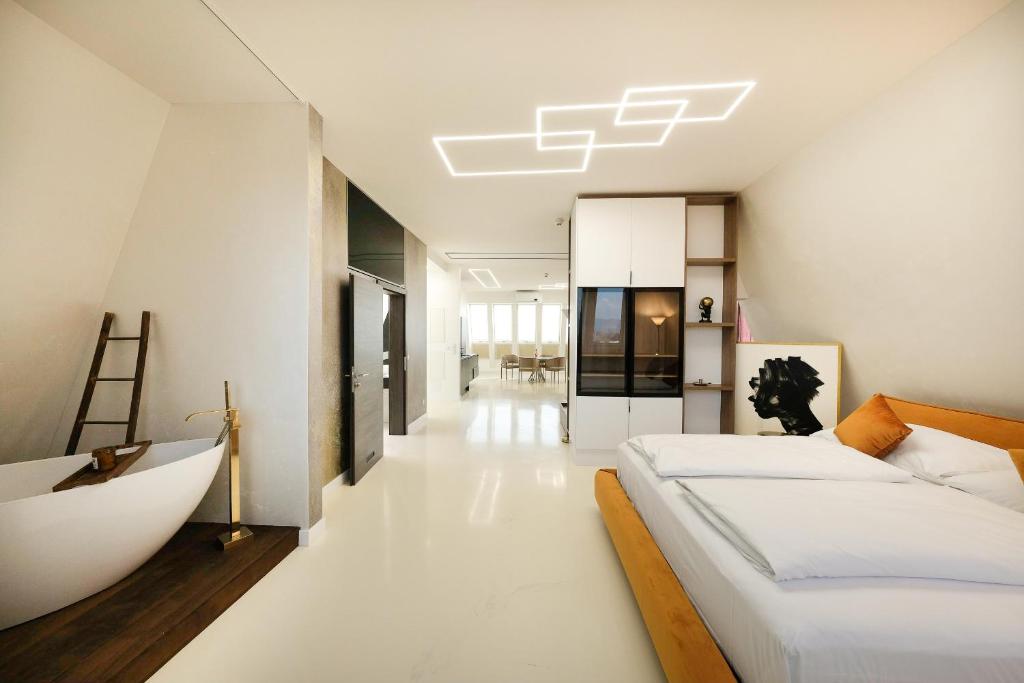 NED Hotel Graz mit Whirlpool-Badewanne im Zimmer NED Hotel Graz mit Whirlpool-Badewanne im Zimmer