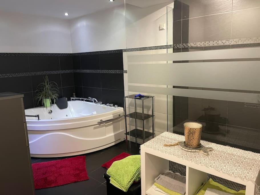 Outlet Center House, Pool-Jacuzzi-Garden-Sundeck Burgenland