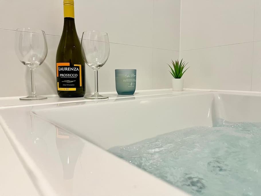 Panorama Schlossberg & Jacuzzi Graz mit Whirlpool im Zimmer Panorama Schlossberg & Jacuzzi Graz mit Whirlpool im Zimmer