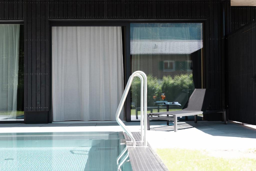 Pool im Zimmer Amrai Suites Vorarlberg