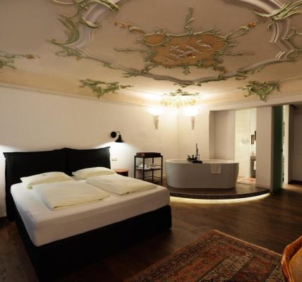 Romantik Hotelzimmer mit Whirlpool Salzburg Altstadthotel Kasererbräu