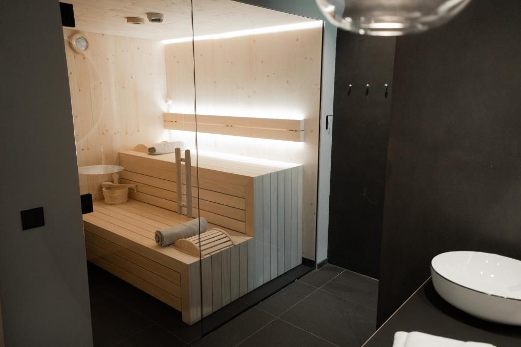 Sauna im Zimmer Amrai Suites Vorarlberg