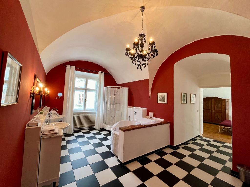 Schlosshotel Mailberg Niederösterreich mit Whirlpool im Zimmer