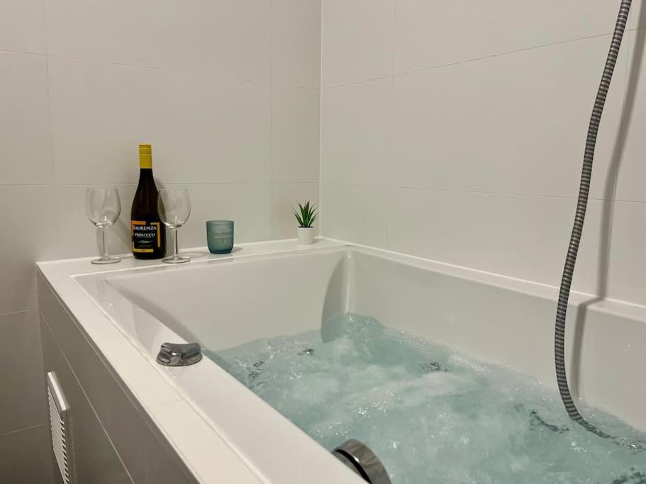 Spa-Badewanne Graz Panorama Schlossberg & Jacuzzi Spa-Badewanne Graz Panorama Schlossberg & Jacuzzi