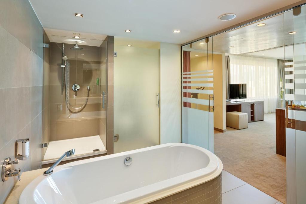 Spa-Badewanne im Zimmer Hotel Schillerpark Linz