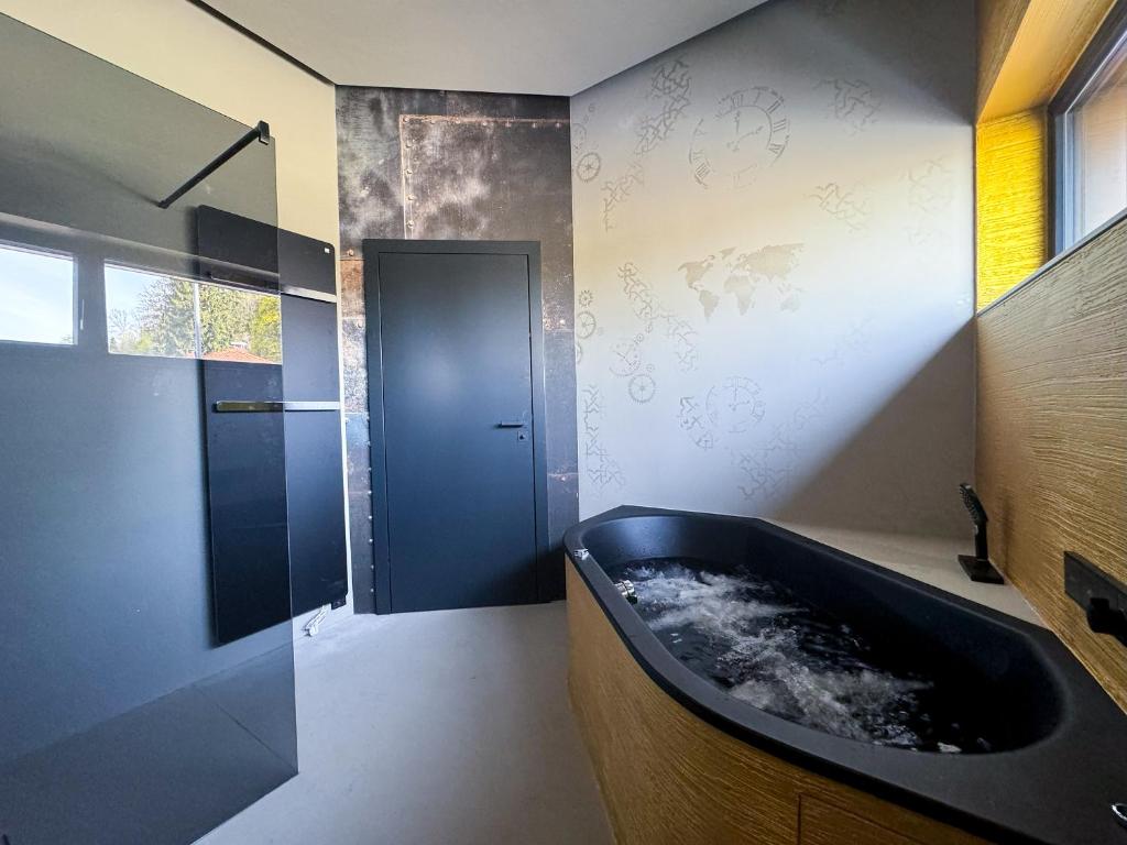 Spa-Badewanne im Zimmer LUXUS-PENTHOUSE mit Weitblick über Graz Spa-Badewanne im Zimmer LUXUS-PENTHOUSE mit Weitblick über Graz