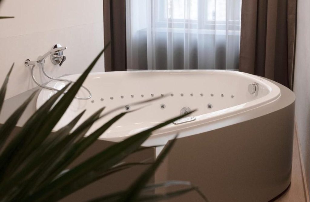 Wellness-Badewanne im Zimmer Graz Lavilo Wellness-Badewanne im Zimmer Graz Lavilo