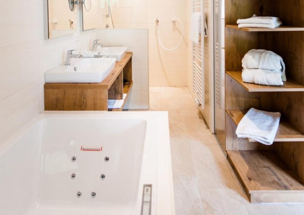 Wellness-Badewanne im Zimmer Weißes Rössl, Mühldorf in der Wachau Niederösterreich