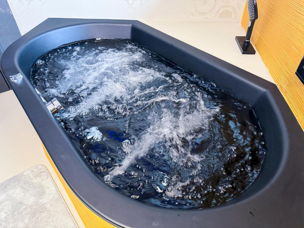 Zimmer mit Whirlpool LUXUS-PENTHOUSE mit Weitblick über Graz Zimmer mit Whirlpool LUXUS-PENTHOUSE mit Weitblick über Graz